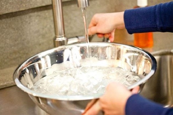 Đặt chậu nước sạch trong phòng để tạo độ ẩm trong phòng khi bật điều hòa - Dichvuhay.vn