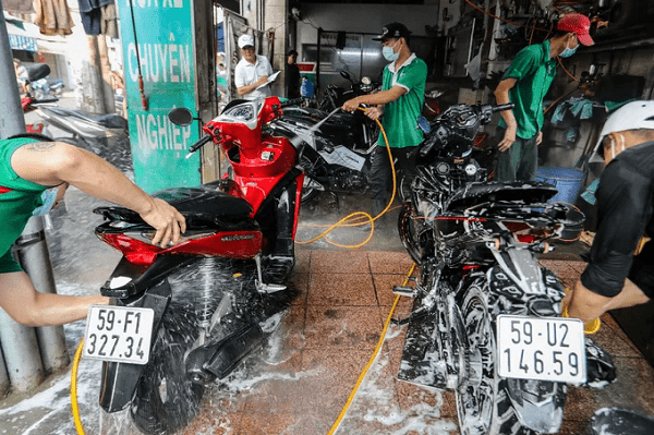 Tiệm rửa xe máy theo kiểu truyền thống vẫn “ăn nên làm ra” hiện nay - Dichvuhay.vn