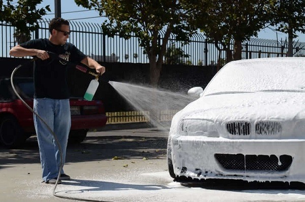 Rửa ô tô bằng dung dịch bọt tuyết - Dichvuhay.vn