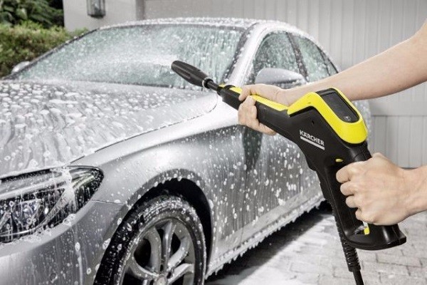 Máy rửa xe là dụng cụ không thể thiếu khi vệ sinh xe ô tô - Dichvuhay.vn