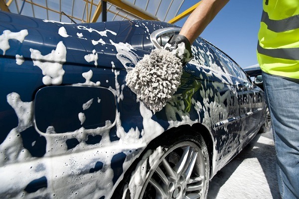 Hãy sử dụng khăn bông mềm để rửa xe ô tô - Dichvuhay.vn