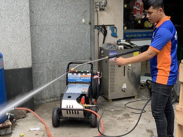 Máy rửa xe cao áp phù hợp với các tiệm rửa xe chuyên nghiệp - Dichvuhay.vn