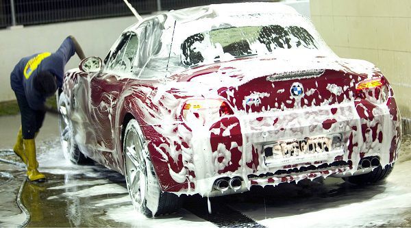 Rửa xe ô tô thường xuyên giúp xe của bạn luôn sạch bóng - Dichvuhay.vn