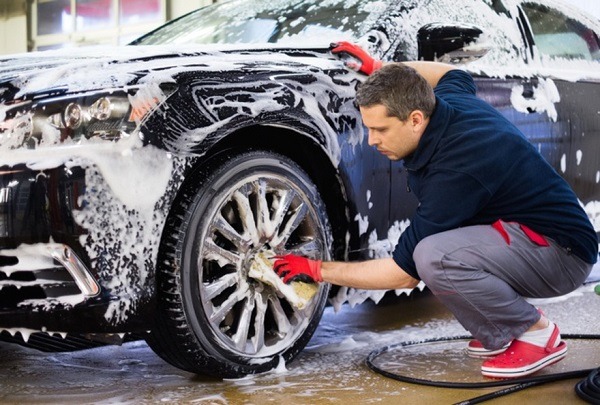 Hãy rửa xe ô tô ít nhất 1 lần/tuần để xe luôn bền đẹp - Dichvuhay.vn
