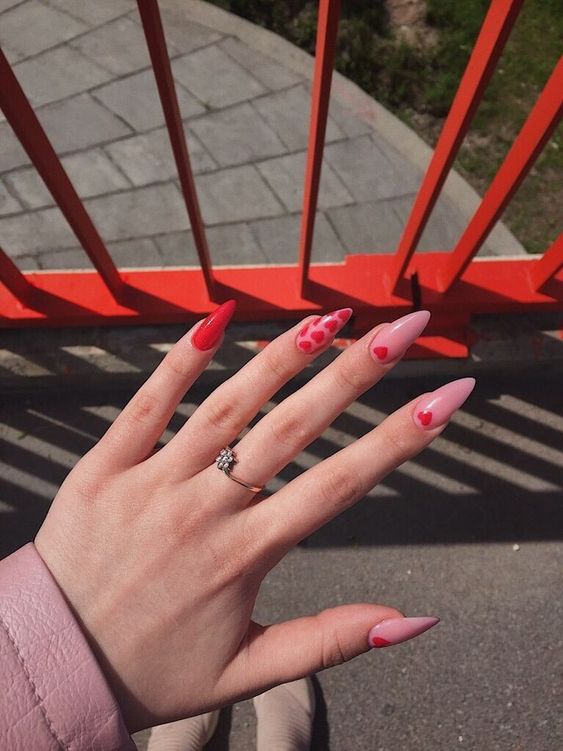 Mẫu nail trái tim màu hồng với móng tay dài
