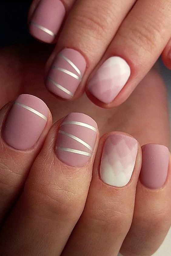 Mẫu nail tông màu hồng với hình vẽ 