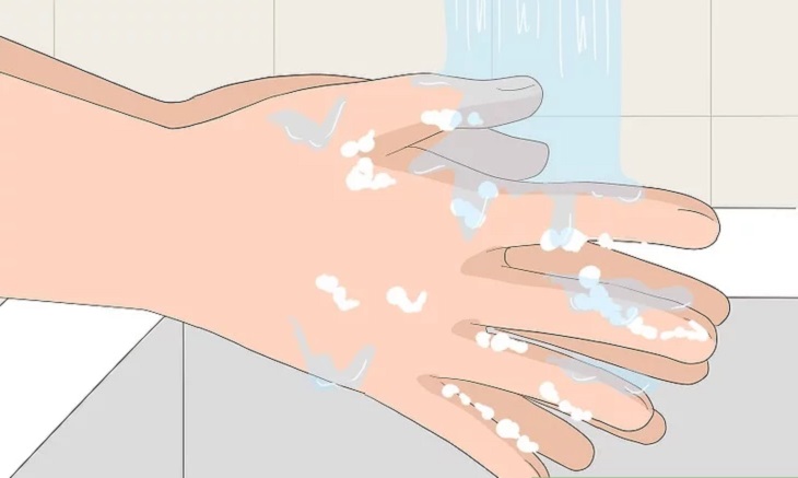  Rửa tay cho thật sạch bằng nước và xà phòng trước khi tháo khẩu trang