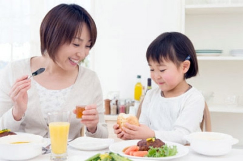 Giúp con bổ sung dưỡng chất trong đồ ăn 