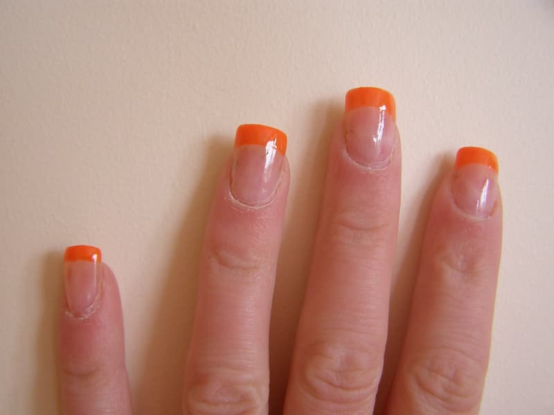 Mẫu nail màu cam đầu móng kiểu Pháp 2 