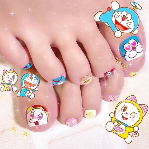 mẫu nail chân Doraemom xinh 