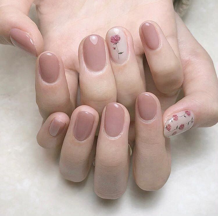 mẫu nail màu nude hoa văn xinh xắn