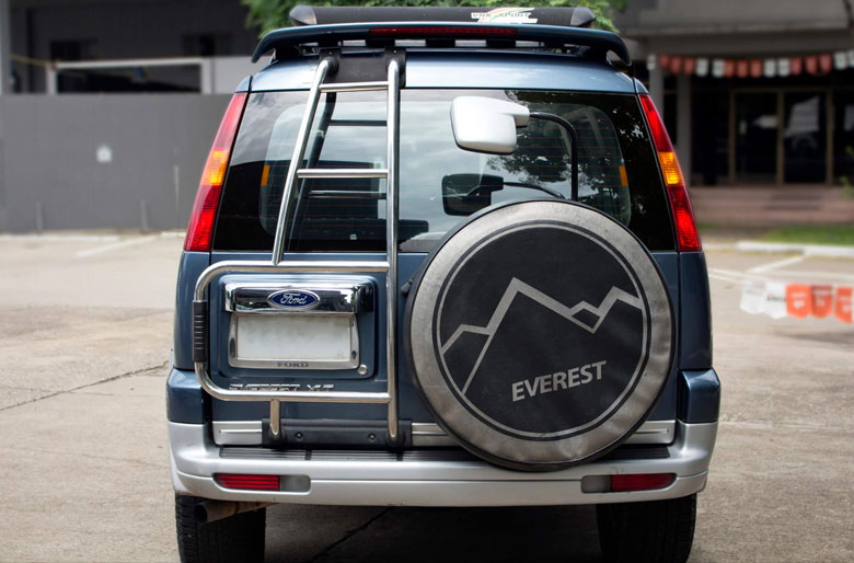 Đuôi xe hoài niệm của Ford Everest 2005