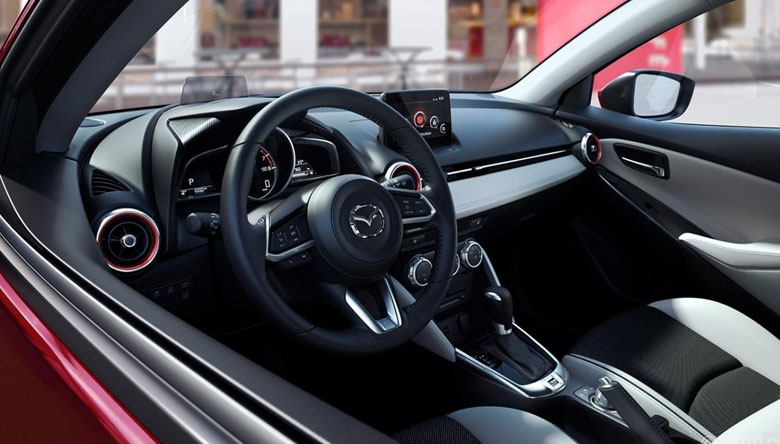 Khoang lái của Mazda 2 2022