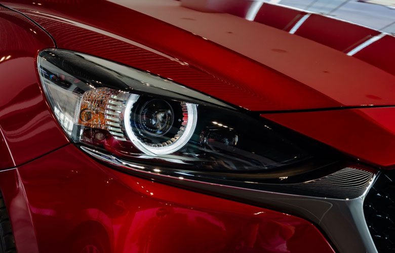 Cụm đèn pha sắc sảo của Mazda 2 2022