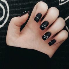  Mẫu nail tông đen với hình vẽ trắng đơn giản