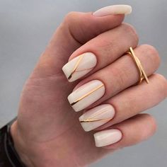 Mẫu nail tông trắng với những nét vẽ tông vàng cách điệu 