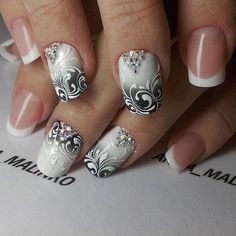 Mẫu nail họa tiết với tông màu trắng xám kèm hoa văn