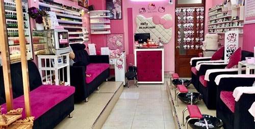 Không gian ngập sắc hồng của tiệm làm nail đẹp Myti Nail