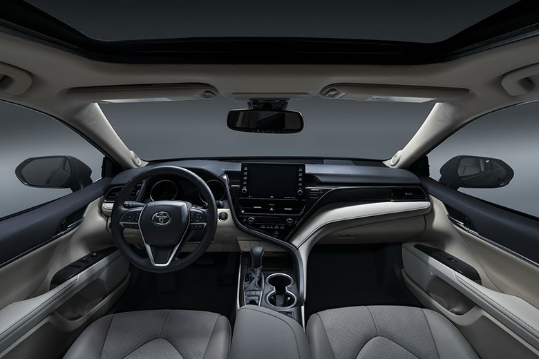 Các chi tiết trên bảng taplo của Toyota Camry được bố trí gọn gàng, dễ điều khiển