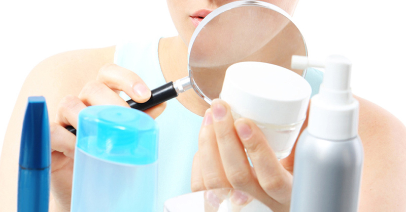 Cần xem xét kỹ càng thành phần trong kem dưỡng ẩm cho da để tránh những tác dụng phụ không đáng có 