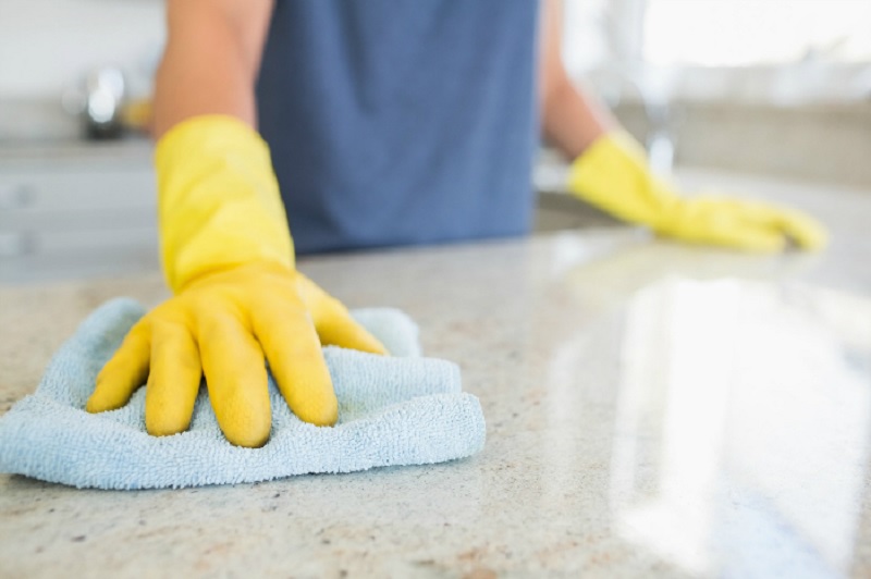 Mang găng tay khi làm việc nhà để bảo vệ da tay