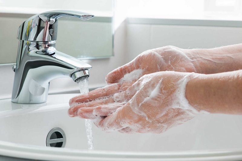 Rửa tay với xà phòng kháng khuẩn có thể làm tay bạn khô hơn