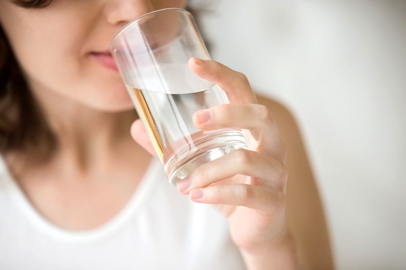 Uống đủ nước mỗi ngày sẽ giúp cho da tay luôn giữ được độ ẩm tự nhiên