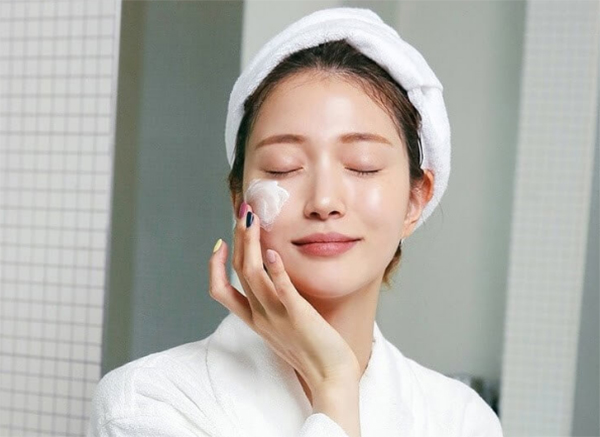 Loại bỏ bụi bẩn bằng cách chăm sóc da mặt mỗi ngày
