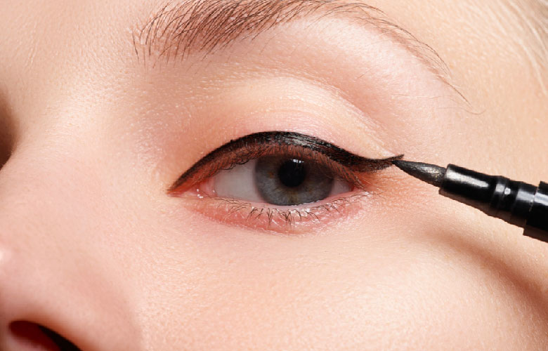 Kẻ mắt và mascara là hai sản phẩm giúp tăng cường độ sâu và lôi cuốn cho đôi mắt.