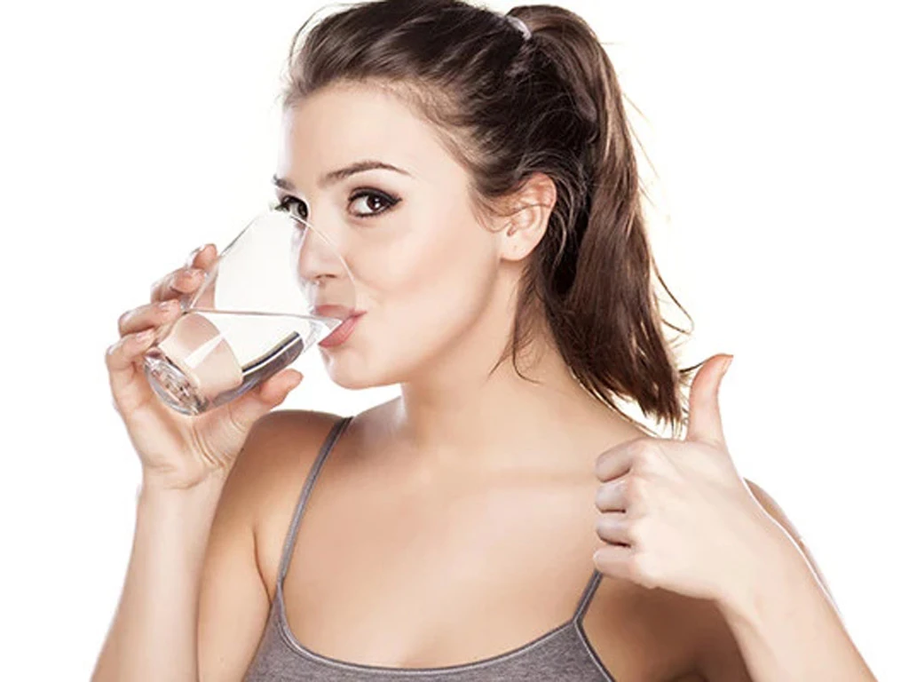 uông nhiều nước không chỉ giúp cho da khỏe mà còn giúp điều trị thâm mắt