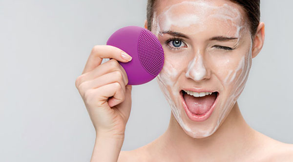 Máy rửa mặt mang lại lợi ích gì cho làn da khi sử dụng?