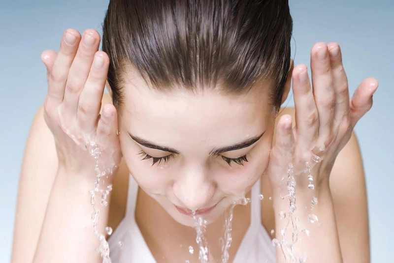 rửa mặt thường xuyên giúp da được lấy đi bụi bẩn và mụn đầu đen