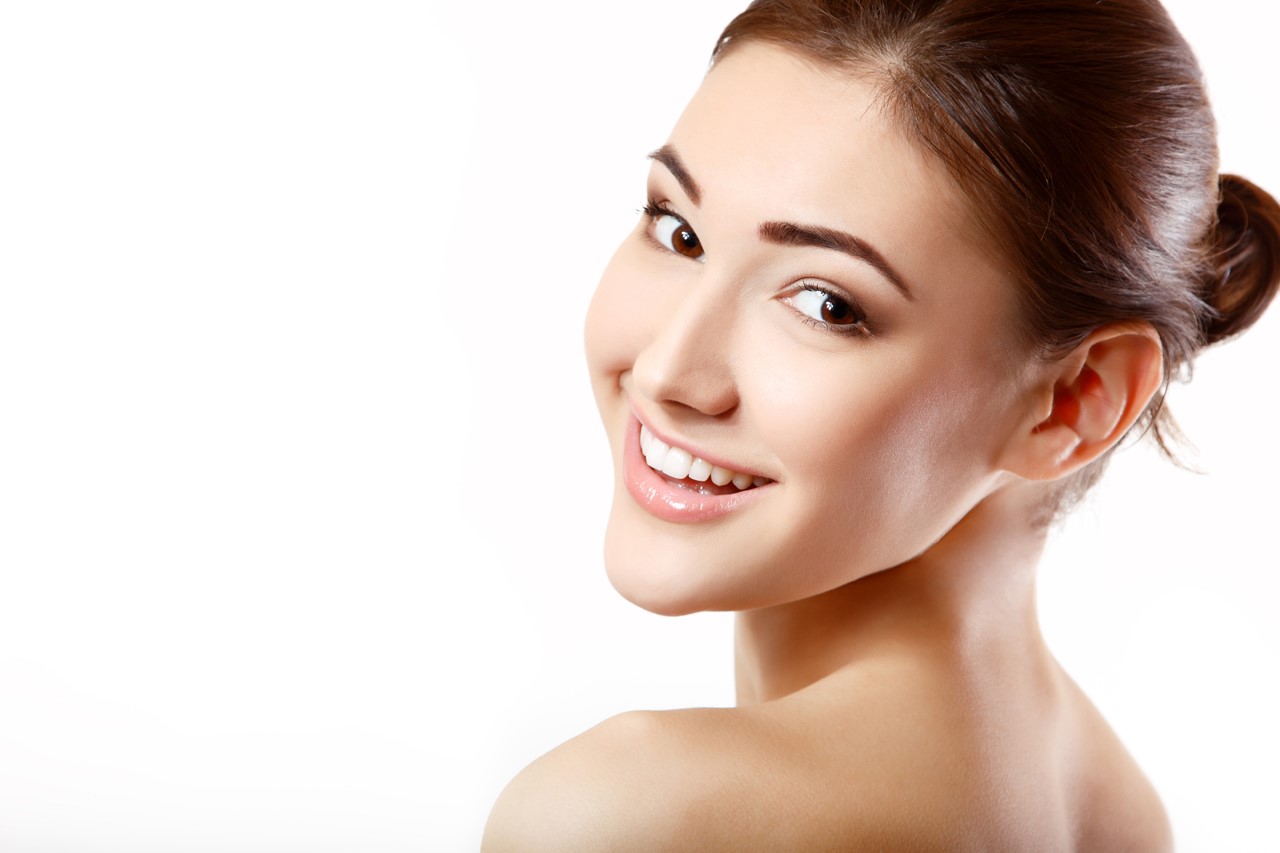 sử dụng các sản phẩm làm sạch da để giúp da khỏe và mịn màng
