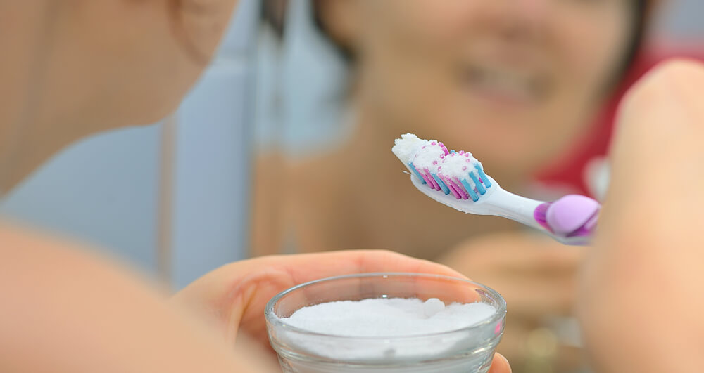 dùng baking soda để đánh răng giúp giảm hôi miệng và ngừa sâu răng