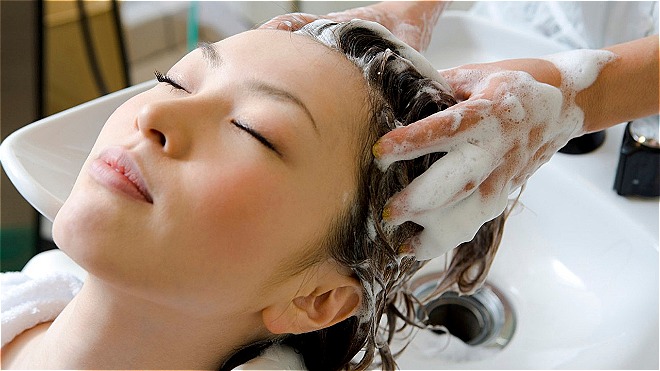 massage đầu với thảo dược để dưỡng chất đi sâu vào chân tóc