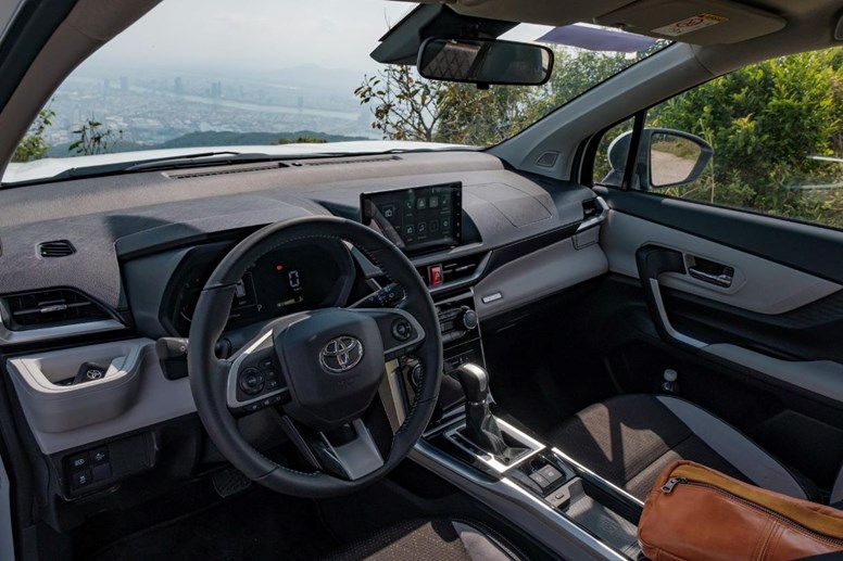 Đánh Giá Chi Tiết Xe Toyota Veloz Cross 2024