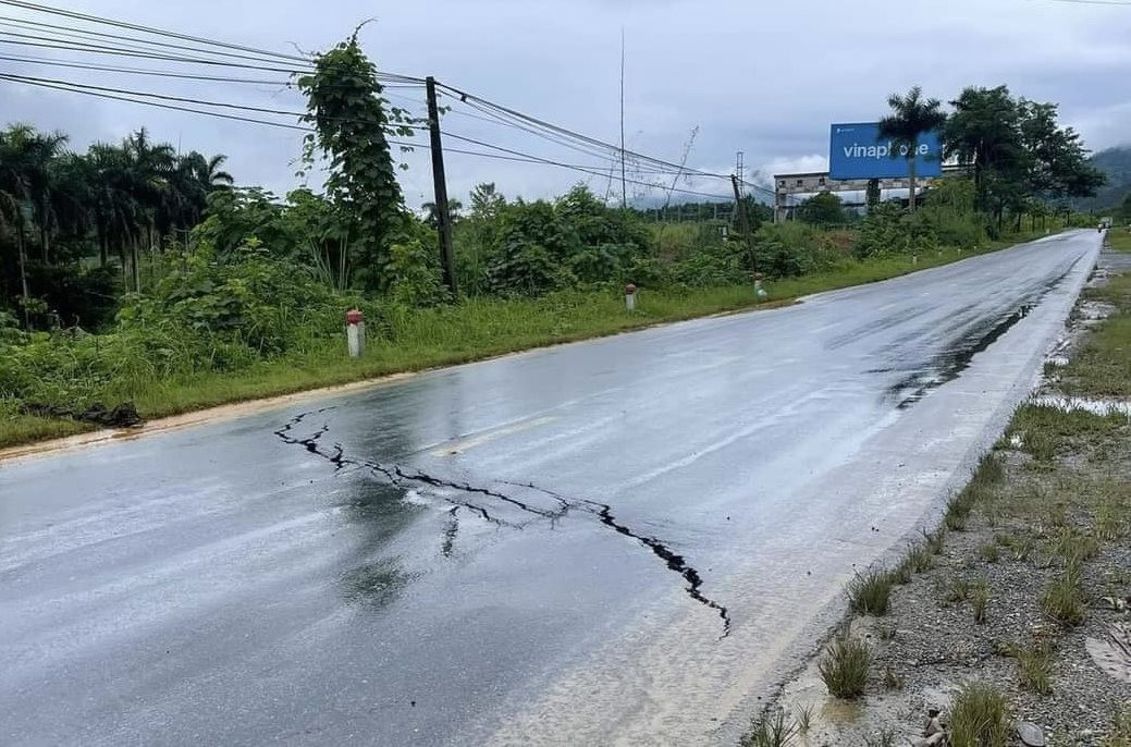 Hà Giang: Xuất hiện vết nứt lớn trên quốc lộ 2- Ảnh 1.