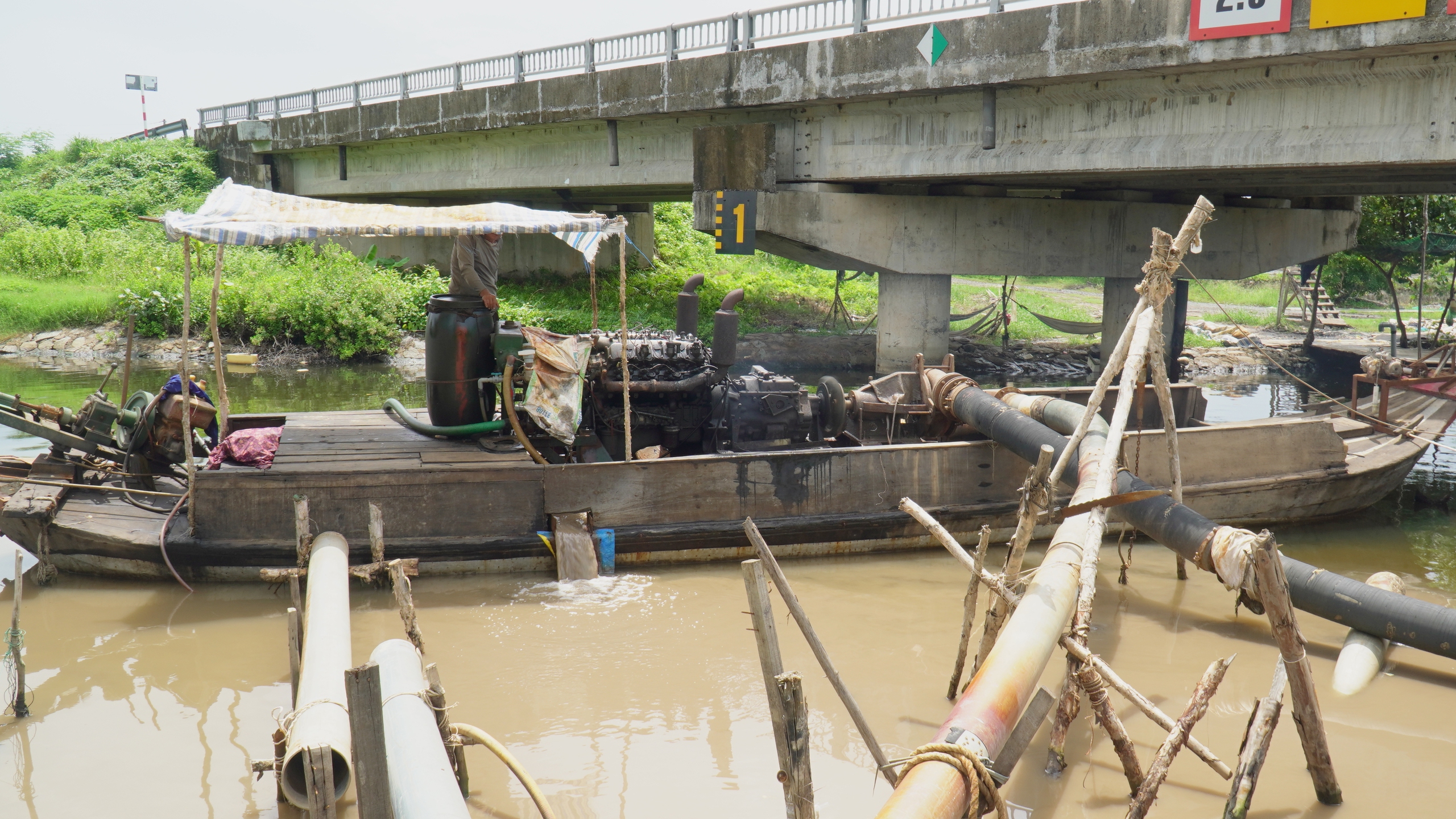 Sà lan chở cát biển đầu tiên về công trường cao tốc ở Cà Mau- Ảnh 6.