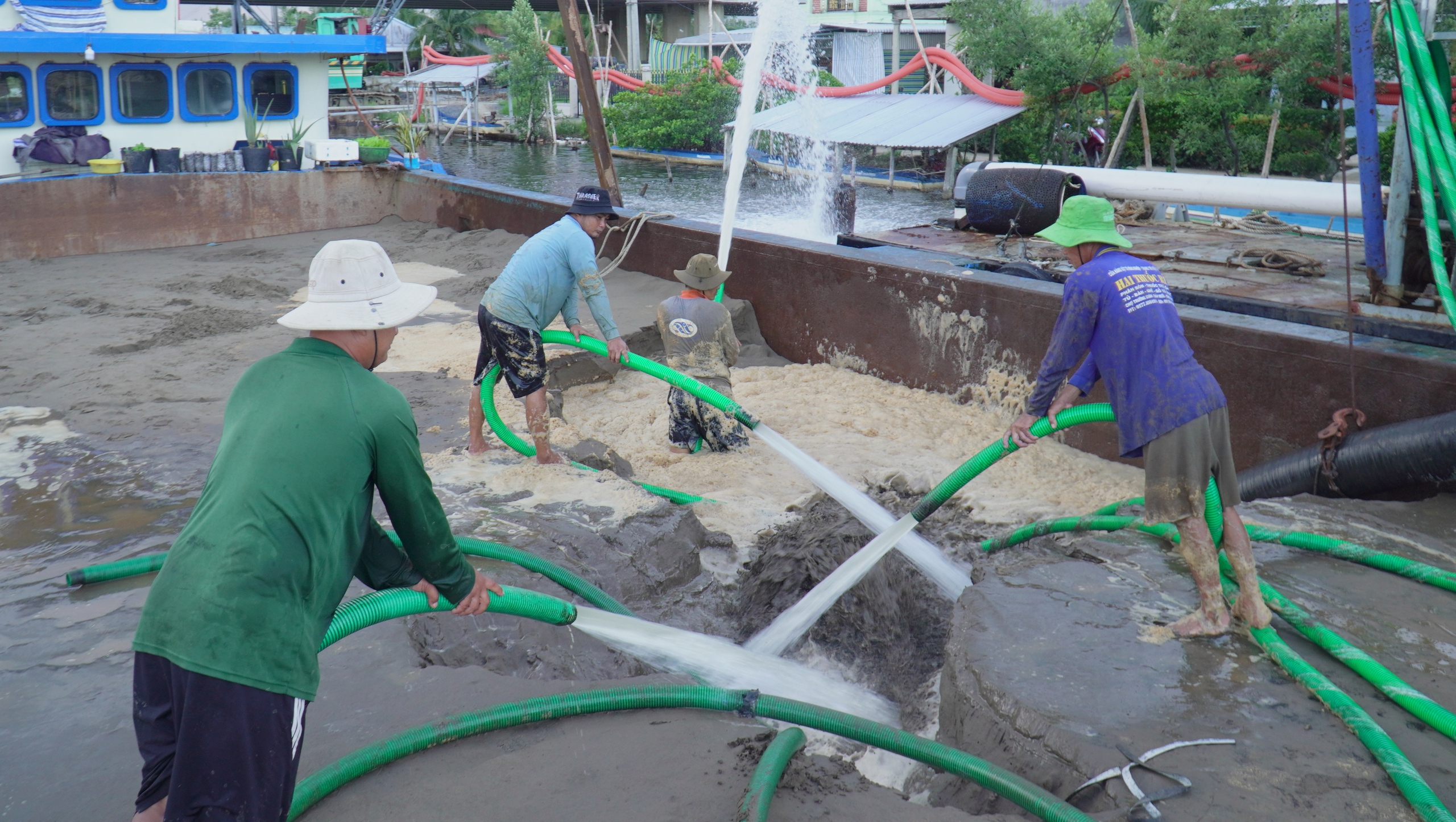 Sà lan chở cát biển đầu tiên về công trường cao tốc ở Cà Mau- Ảnh 8.