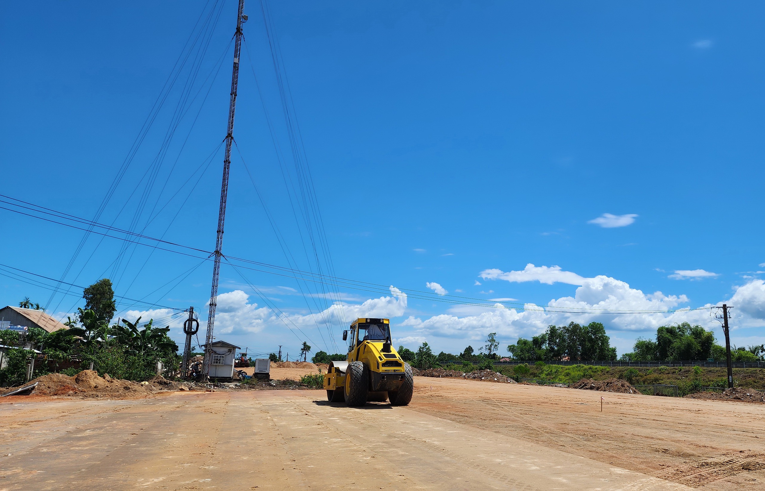 Thông mặt bằng, công trường cao tốc qua Quảng Ngãi rầm rập tiếng máy- Ảnh 11.