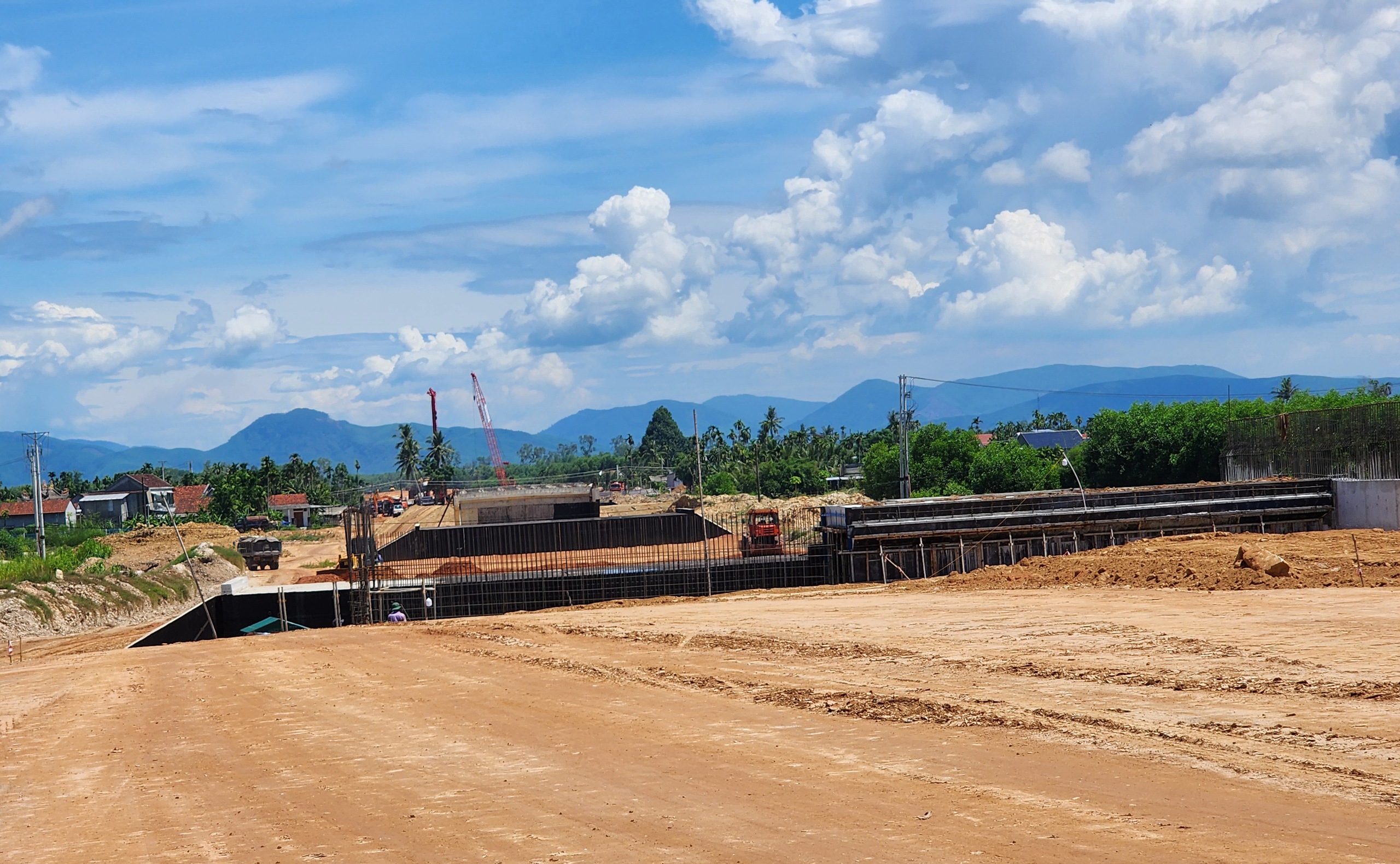 Thông mặt bằng, công trường cao tốc qua Quảng Ngãi rầm rập tiếng máy- Ảnh 2.