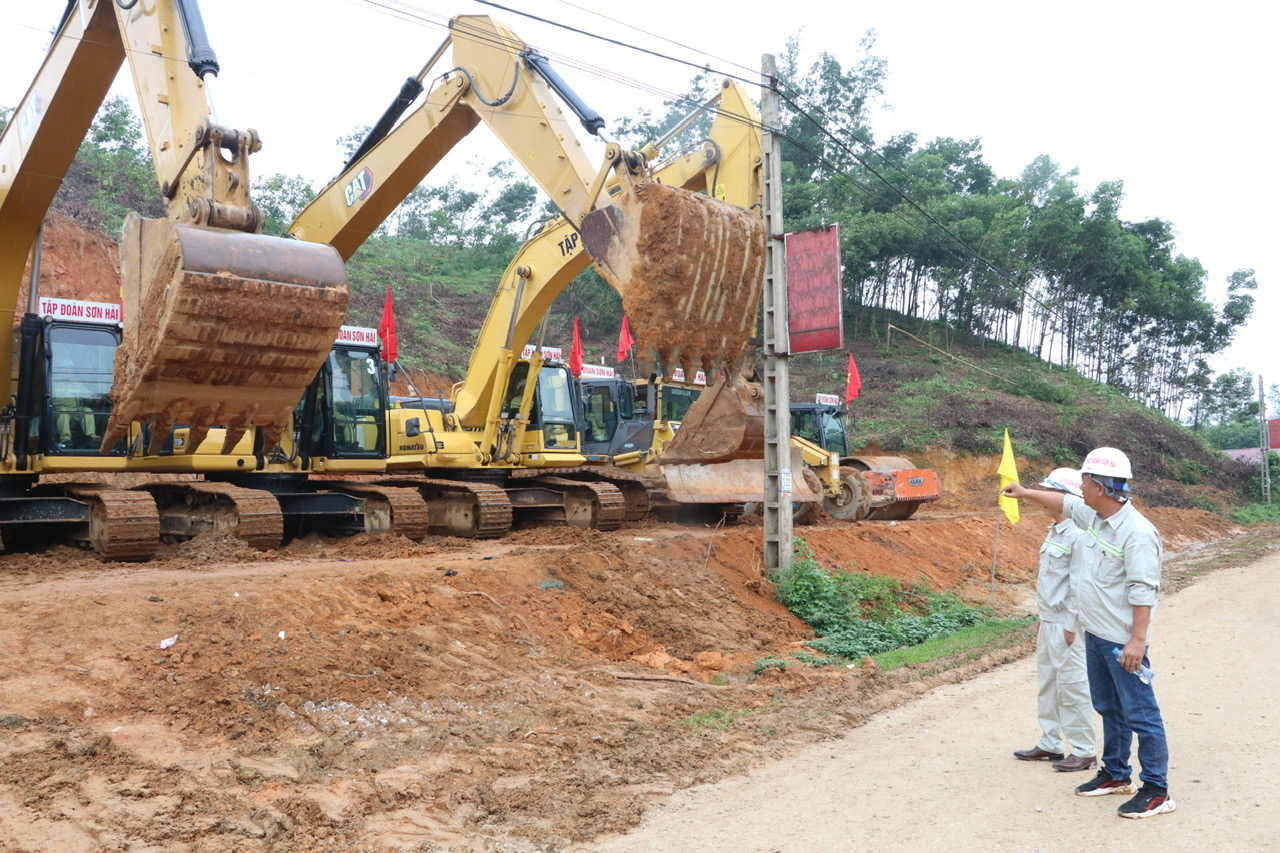 Hai đoạn tuyến đường Hồ Chí Minh mới khởi công đang triển khai thế nào?- Ảnh 1.