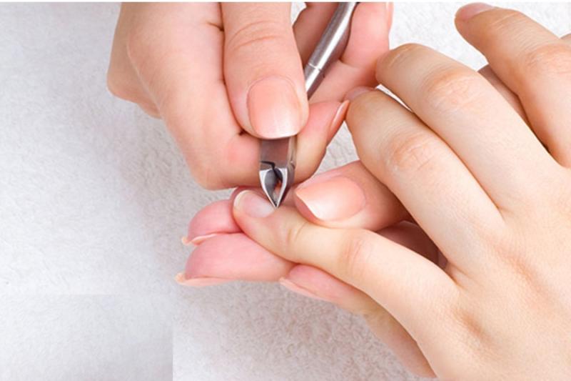 Cách nhặt da tay cho người mới học nail