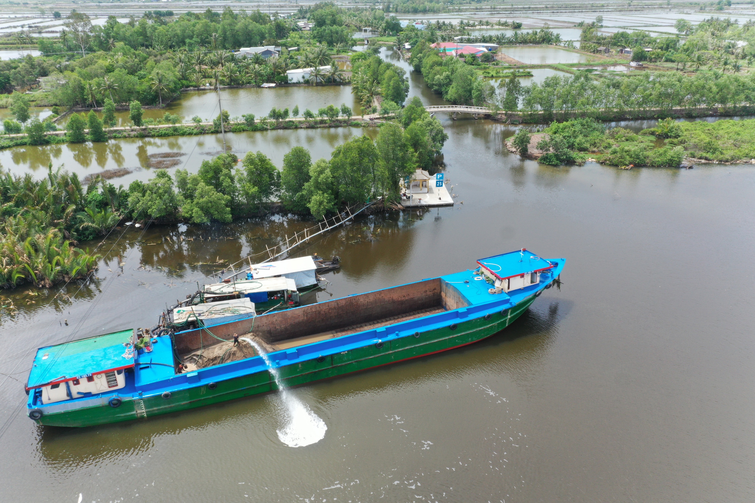 Sà lan chở cát biển đầu tiên về công trường cao tốc ở Cà Mau- Ảnh 3.