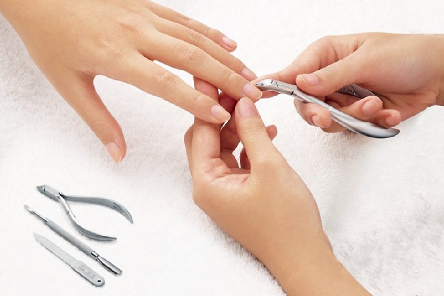 Cách nhặt da tay cho người mới học nail