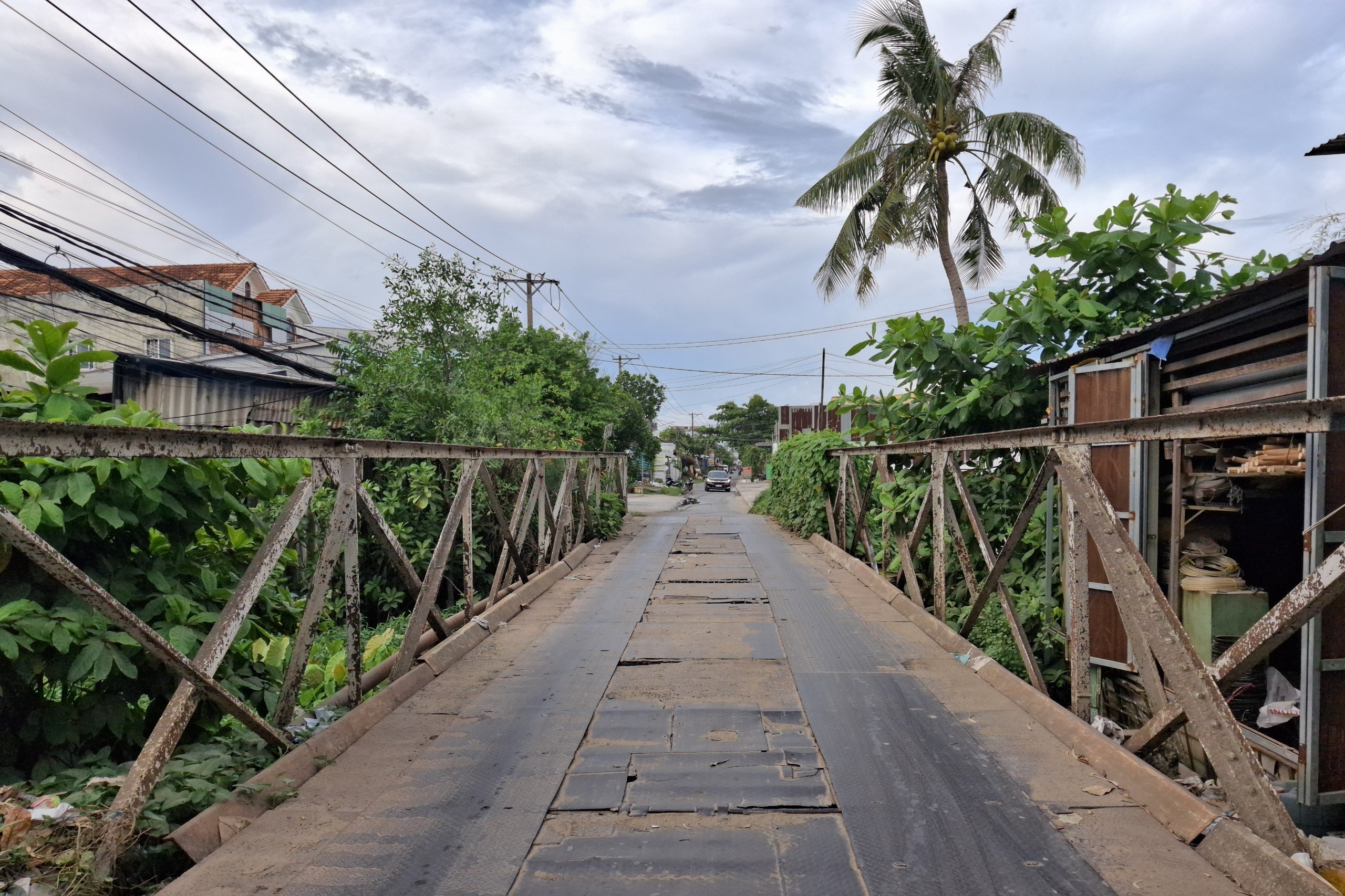 Lý do đường ven sông Cần Thơ một nửa đẹp như mơ, nửa còn lại lồi lõm xuống cấp- Ảnh 5.