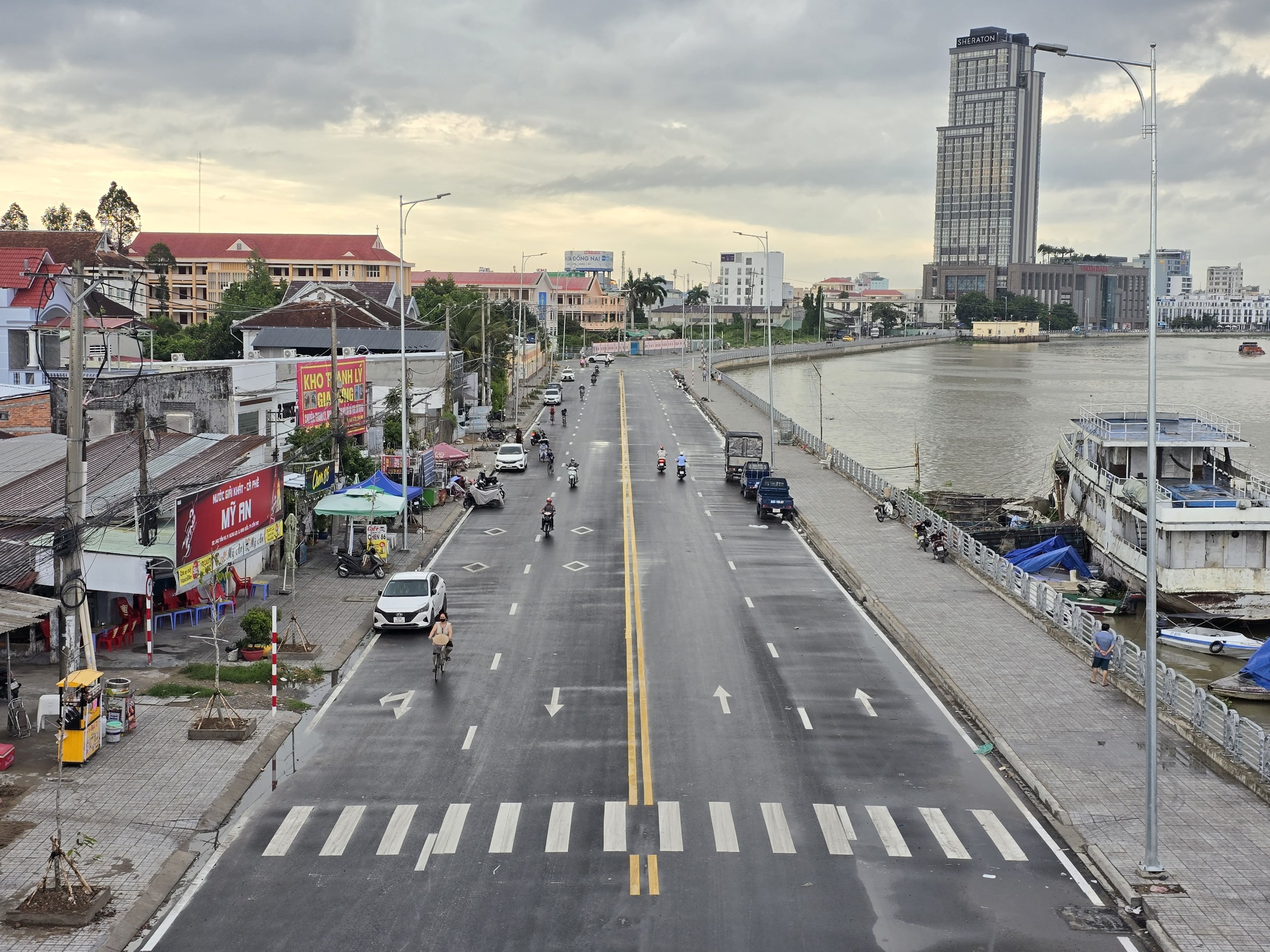 Lý do đường ven sông Cần Thơ một nửa đẹp như mơ, nửa còn lại lồi lõm xuống cấp- Ảnh 7.