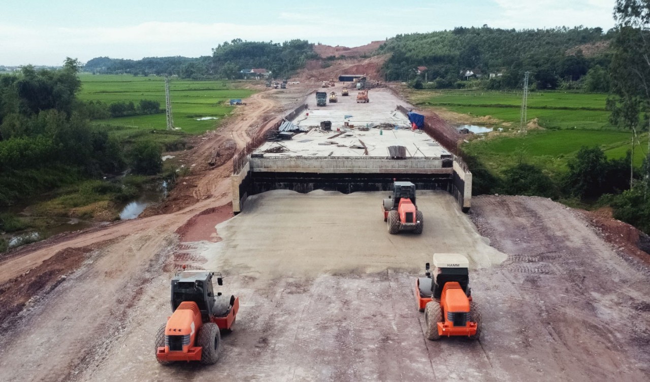 Nhà thầu cao tốc Vũng Áng - Bùng gặp khó vật liệu, Bộ GTVT đề nghị địa phương xử lý sớm- Ảnh 1.