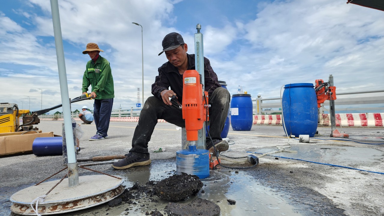 Cận cảnh sửa chữa hư hỏng bên trong dầm hộp cầu Trà Khúc- Ảnh 11.