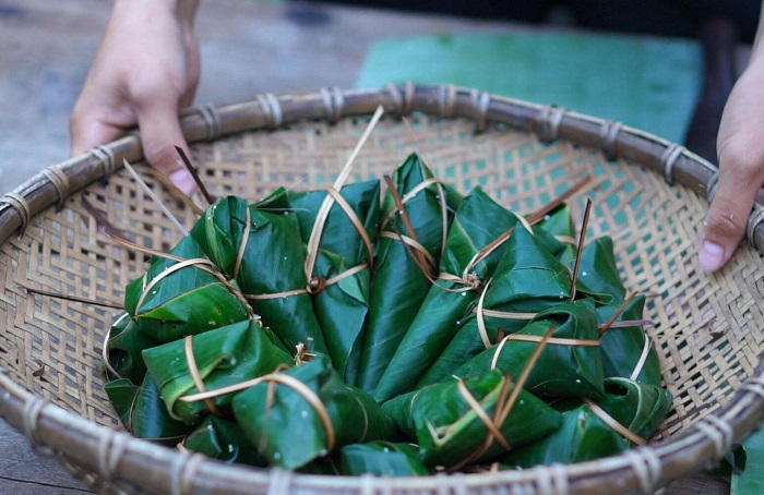 Bánh cóoc mò người Tày làm từ gạo nếp và đỗ đen